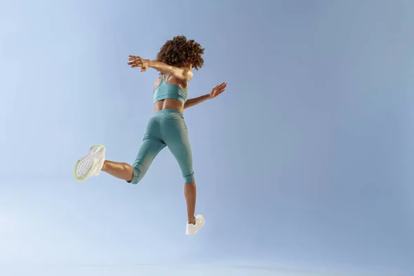 Atletische Actieve Vrouw Springen Studio Achtergrond Dynamische Beweging — Stockfoto
