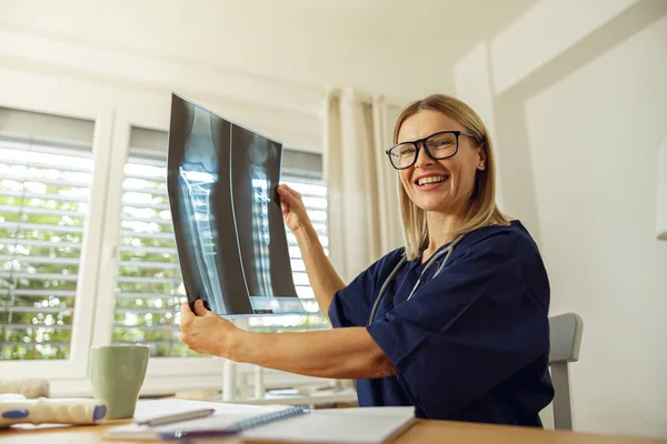 Doctor Looking Ray Patient While Sitting His Workplace High Quality — Stock Photo, Image