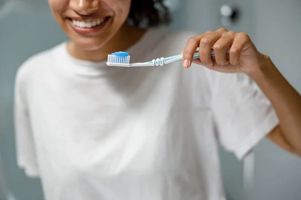 Smiling Woman Brushing Teeth Front Her Bathroom Mirror Morning Routine — Stock Photo, Image