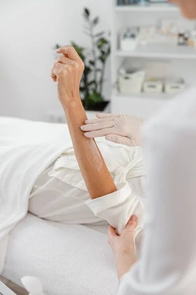 Dermatoloog Aanbrengen Crème Patiënten Arm Cosmetologie Kliniek Verticaal Schot Werk — Stockfoto