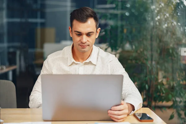 Empresário Profissional Trabalhando Laptop Enquanto Sentado Working Moderno Foto Alta — Fotografia de Stock