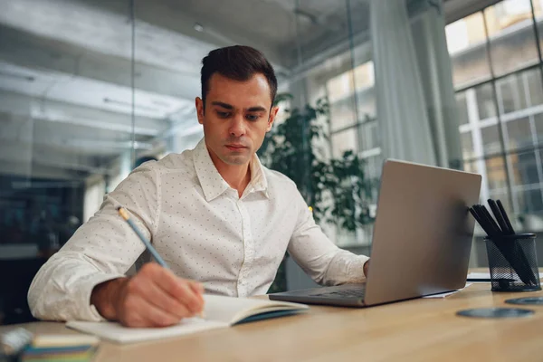 Professzionális Üzletember Dolgozik Laptop Miközben Modern Coworking Kiváló Minőségű Fénykép — Stock Fotó