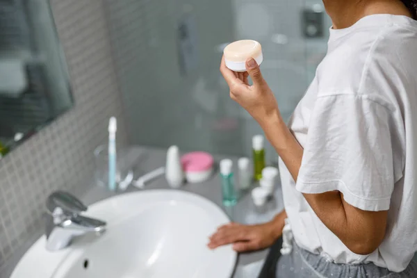 Mujer Aplicando Crema Arrugas Pie Detrás Del Espejo Baño Casero — Foto de Stock