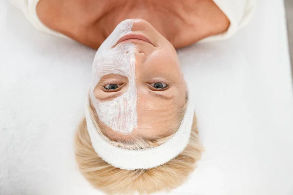 Piękna Biała Blondynka Senior Woman Nowoczesnym Centrum Kosmetologii Światła Białą — Zdjęcie stockowe