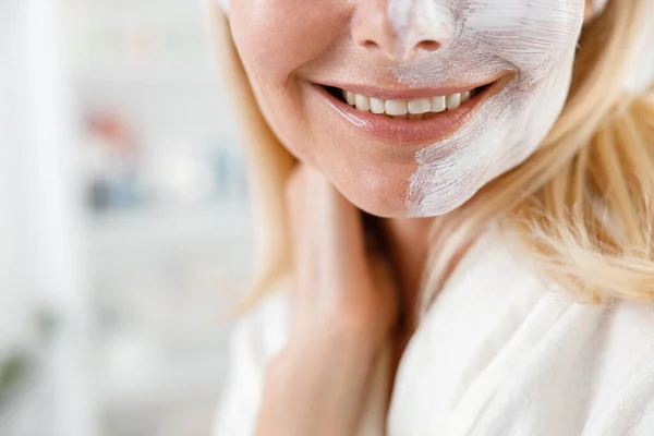 Zblízka Záběr Nerozpoznatelné Ženy Bílou Krémovou Maskou Polovině Obličeje Kosmetické — Stock fotografie
