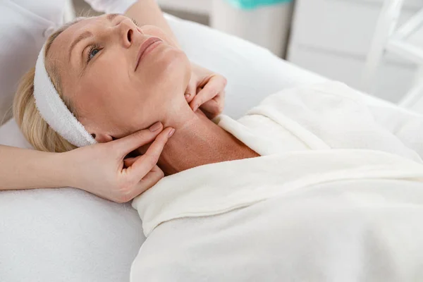 Entspannte Schöne Frau Mittleren Alters Bekommt Wellness Behandlung Liegend Kosmetologen — Stockfoto