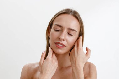 Beyaz stüdyo geçmişi olan, mükemmel yüzlü nazik bir kadın. Yüksek kalite fotoğraf