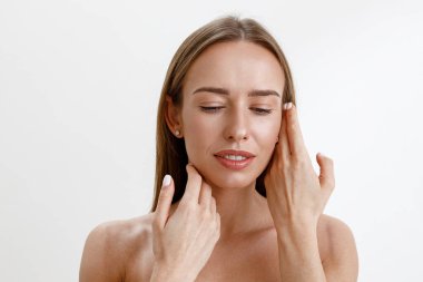 Beyaz stüdyo geçmişi olan, mükemmel yüzlü nazik bir kadın. Yüksek kalite fotoğraf