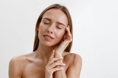 Beyaz stüdyo geçmişi olan, mükemmel yüzlü nazik bir kadın. Yüksek kalite fotoğraf