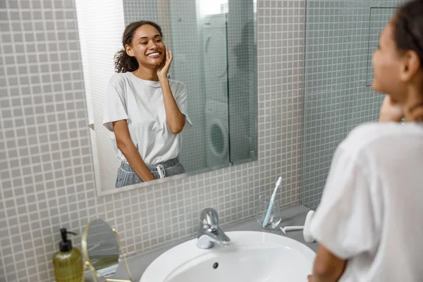 Lachende Afrikaanse Vrouw Die Badkamer Staat Spiegel Kijkt Hoge Kwaliteit — Stockfoto