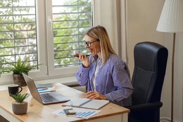 Woman Accountant Recording Audio Message Colleagues Home Office High Quality — Stock Photo, Image