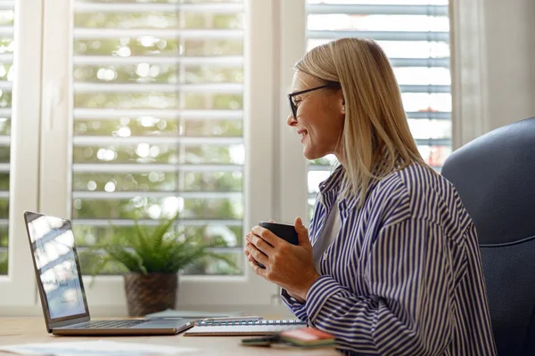 Smiling Woman Drinking Coffee Break Time While Working Home Distance — Stock Photo, Image