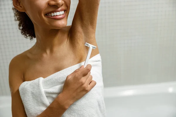 Woman Towel Shaving Her Armpits Razor Depilatory Procedure Bathroom — Stock Photo, Image