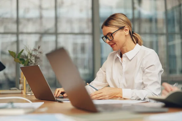 Csinos Női Irodai Dolgozó Dolgozik Laptop Miközben Modern Coworking Kiváló — Stock Fotó