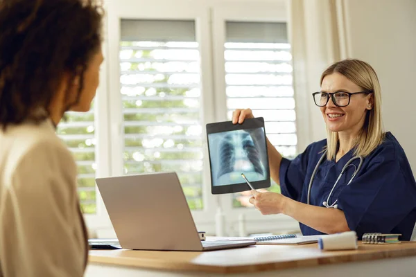 Stock image Female doctor showing x-ray to patient at medical office in hospital. High quality photo