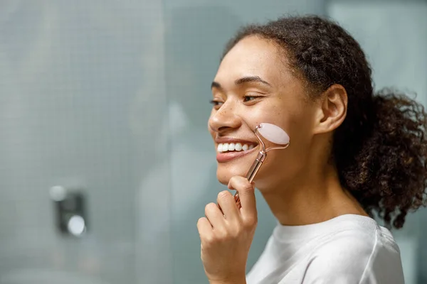 Mulher Fazendo Massagem Facial Usando Rolo Facial Com Pedra Quartzo — Fotografia de Stock