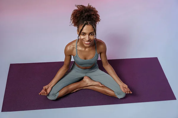 Fitness Vrouw Beoefenen Van Yoga Mat Studio Achtergrond Met Kleurenfilter — Stockfoto
