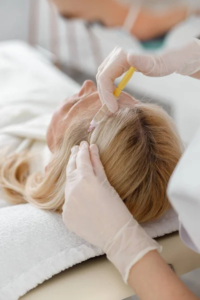 Dokter Profesional Membuat Mesoterapia Injeksi Rambut Wanita Pirang Pasien Menutup — Stok Foto