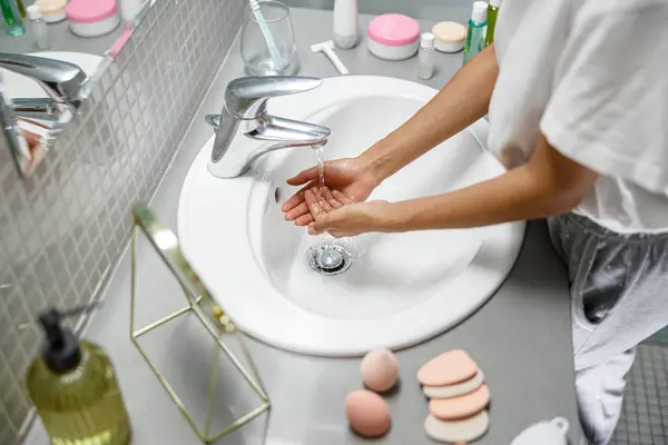 Vrouw Wassen Handen Onder Het Water Kraan Wastafel Badkamer Thuis — Stockfoto
