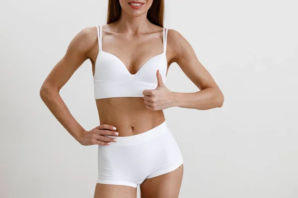 Smal Och Vacker Kvinnlig Kropp Bär Vita Underkläder Studio Bakgrund — Stockfoto