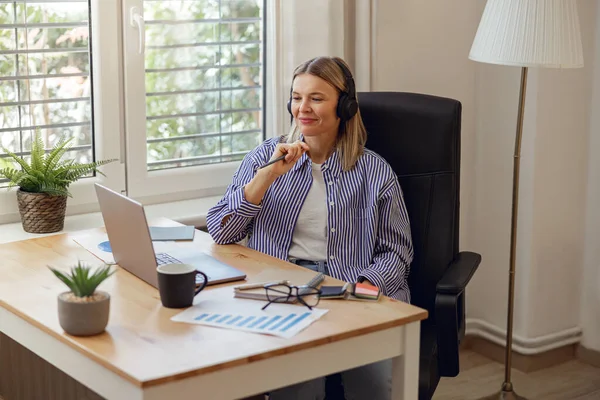 Manager Headphones Discusses Project Details Client Video Link High Quality — Stock Photo, Image
