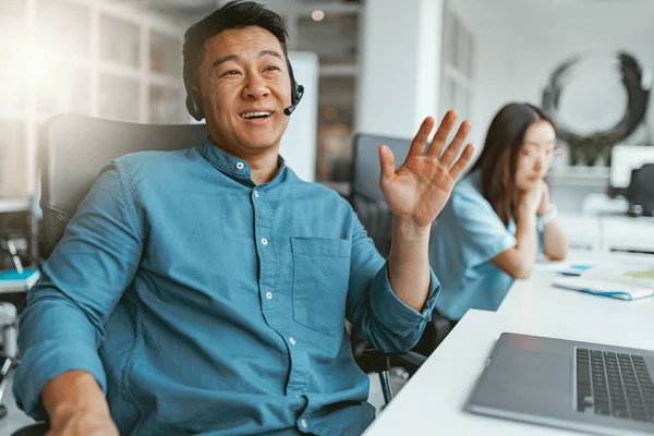 Mosolygó Ázsiai Üzletember Beszél Telefonon Ügyféllel Miközben Hivatalban Van Homályos — Stock Fotó