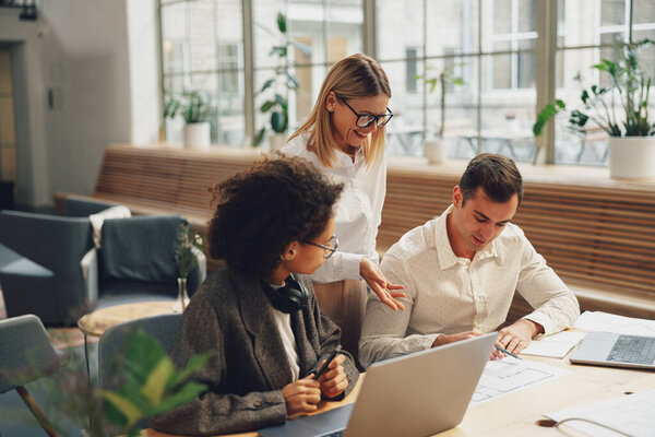 Бизнесмены работают вместе над новым проектом в офисе. Концепция командной работы. Высокое качество фото