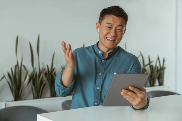 Sorrindo Asiático Empresário Fazendo Videocall Cliente Sentado Working Moderno Foto — Fotografia de Stock