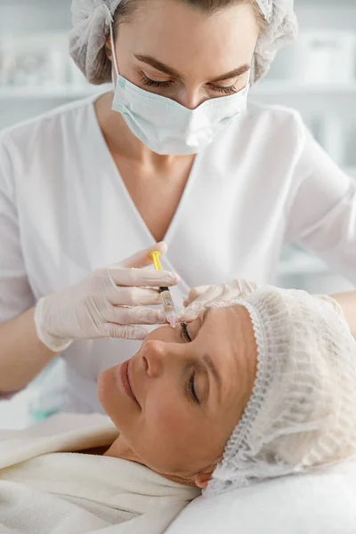 Vertical Shot Woman Cosmetologist Making Injection Mature Female Client Clinic — Stock Photo, Image