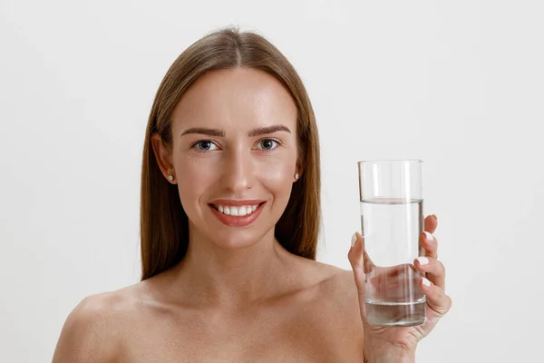 Sorrindo Mulher Saudável Segurando Vidro Água Fundo Estúdio Branco Foto — Fotografia de Stock