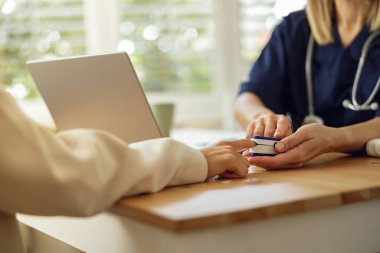 Doktora yakın durun. Hastanın nabzını kontrol edin. 