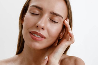 Beyaz stüdyo geçmişi olan, mükemmel yüzlü nazik bir kadın. Yüksek kalite fotoğraf