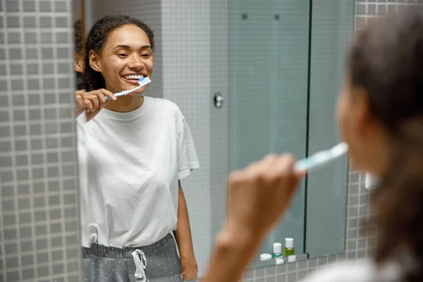 Een Lachende Vrouw Die Tanden Poetst Voor Haar Badkamerspiegel Ochtend — Stockfoto