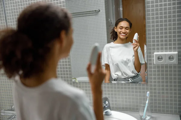 Mulher Segurando Antitranspirante Sorrindo Banheiro Conceito Cuidado Corporal Foto Alta — Fotografia de Stock