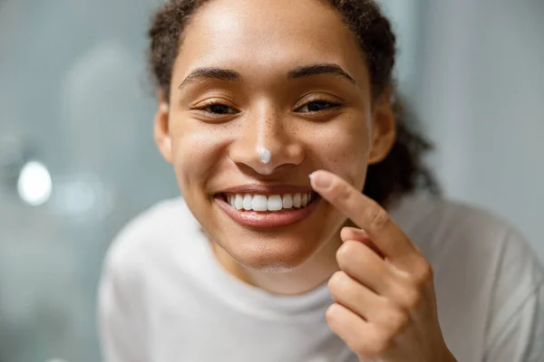 Close Smiling African Woman Putting Small Amount Cream Her Nose — Stock Photo, Image