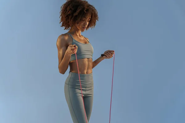 身穿运动服的女运动员在演播室里拿着跳绳 最佳有氧运动 — 图库照片