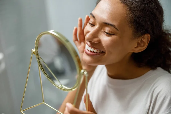 Žena Dívá Zrcadla Koupelně Usmívá Kosmetická Rutina Koncepce Stárnutí Pleti — Stock fotografie