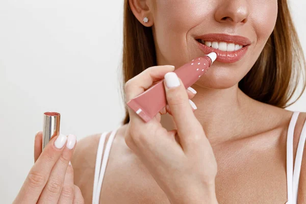Beautiful Woman Apply Moisturizing Lip Gloss White Studio Background Beauty — Stock Photo, Image