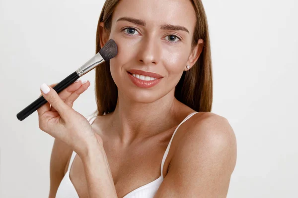 Mujer Joven Con Piel Sana Haciendo Maquillaje Usando Cepillo Cosmético — Foto de Stock