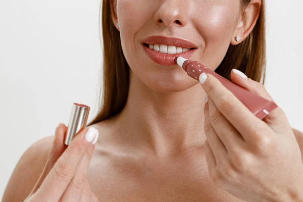 Beautiful Woman Apply Moisturizing Lip Gloss White Studio Background Beauty — Stock Photo, Image