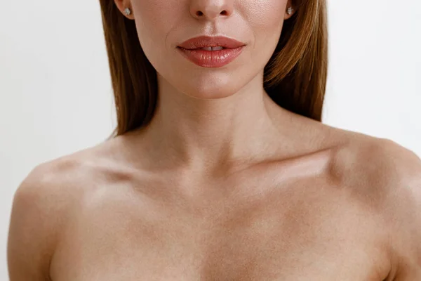 Τρυφερή Γυναίκα Τέλειο Δέρμα Πάνω Από Λευκό Φόντο Στούντιο Υψηλής — Φωτογραφία Αρχείου