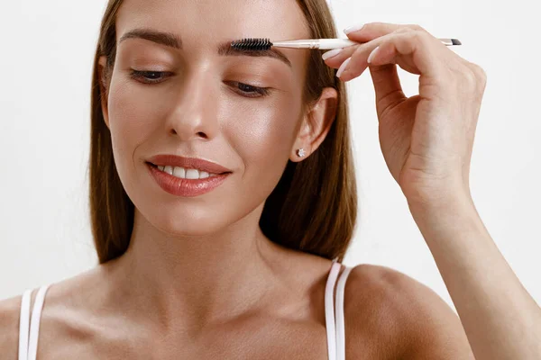 Young Woman Combing Her Eyebrows Brow Brush White Studio Background — Stock Photo, Image