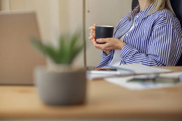 在宅勤務中は休憩時間にコーヒーを飲んでいる笑顔の女性 距離作業概念 — ストック写真