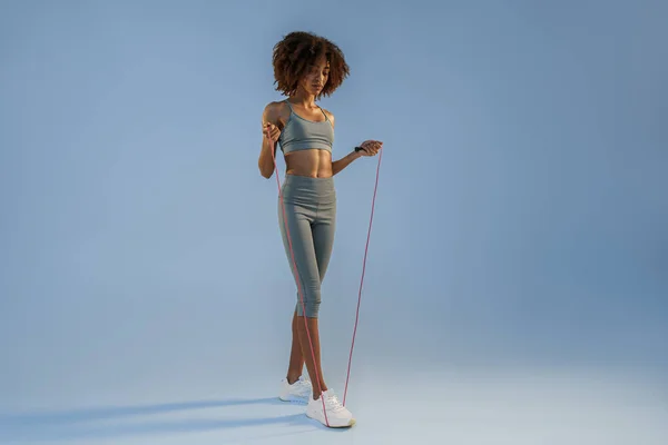 身穿运动服的女运动员在演播室里拿着跳绳 最佳有氧运动 — 图库照片