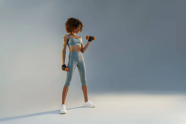 Gespierde Vrouw Doen Oefening Met Gewicht Halters Studio Achtergrond — Stockfoto