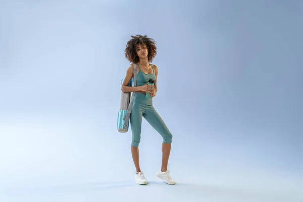 Woman Sports Bag Bottle Water Training Studio Background High Quality — Stockfoto