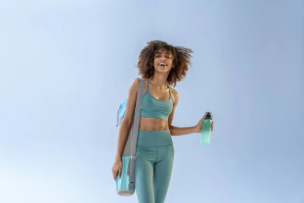 Woman Sports Bag Bottle Water Training Studio Background High Quality — Stockfoto