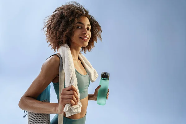 Woman Sports Bag Bottle Water Training Studio Background High Quality — Foto de Stock