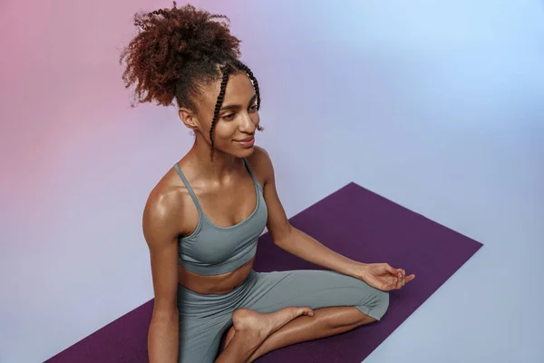 Fitness Vrouw Beoefenen Van Yoga Mat Studio Achtergrond Met Kleurenfilter — Stockfoto