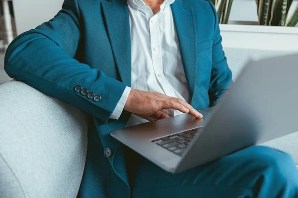 Közelkép Egy Üzletemberről Aki Laptopon Dolgozik Miközben Modern Coworking Ban — Stock Fotó